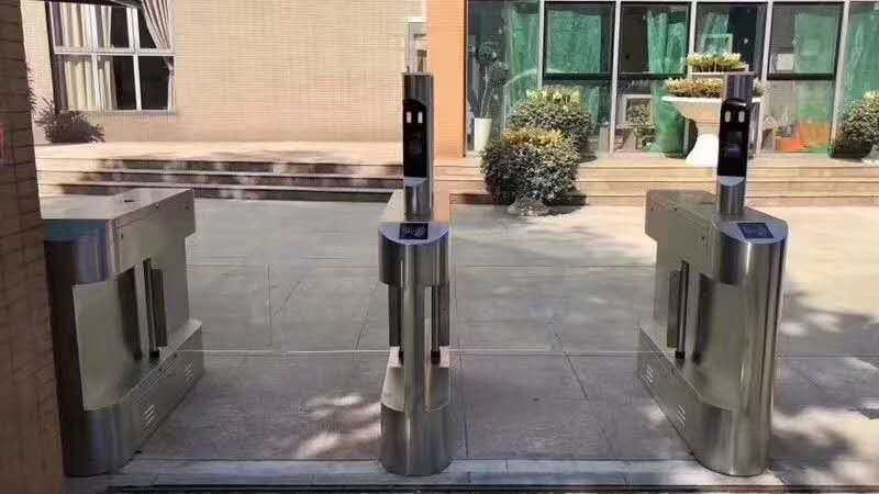 小区人脸识别实景图