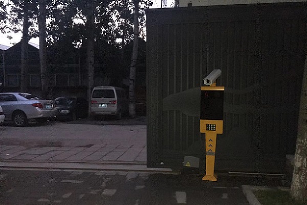 北京本生装饰公司车牌识别道闸系统安装工程