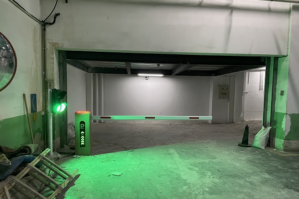 北京洛克时代中心地下单通道红绿灯道闸系统安